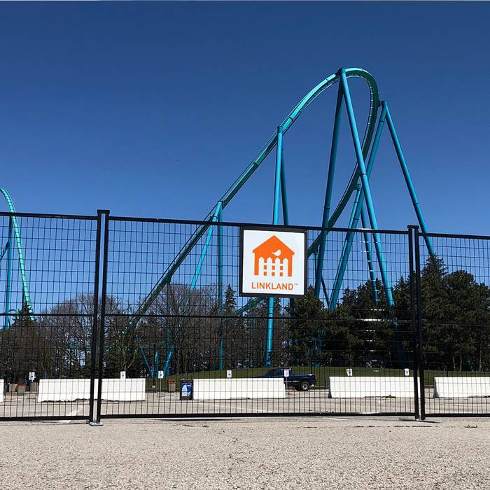 Canada temporary fence is placed around the amusement park to protect entertainment facilities.