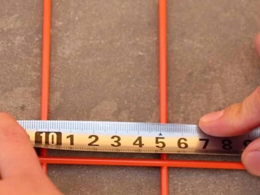 A man is measuring the mesh size of Canada temporary fence.